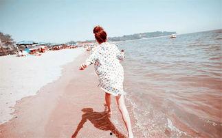 外国女人海边吃瓜,外国女人海边悠闲吃瓜时光