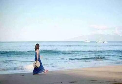 外国女人海边吃瓜,外国女人海边悠闲吃瓜时光  第2张