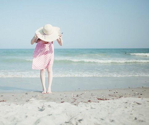 外国女人海边吃瓜,外国女人海边悠闲吃瓜时光  第3张