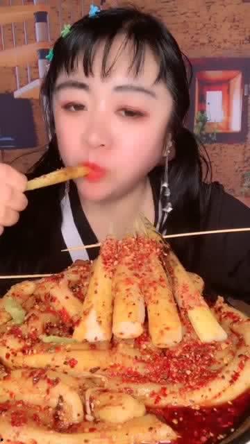 吃笋吃瓜的小姐姐,品味小姐姐的美食之旅