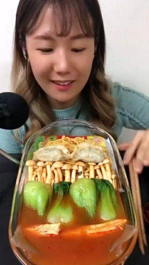 吃笋吃瓜的小姐姐,品味小姐姐的美食之旅  第3张