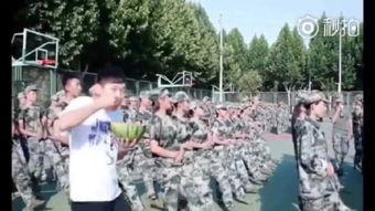 别人军训我吃瓜文案,吃瓜群众围观那些搞笑瞬间
