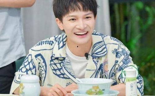 明星吃瓜周深,明星背后的趣味生活  第3张