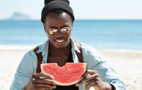 黑人 吃瓜,黑人视角下的“吃瓜”文化现象解析  第2张