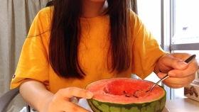 吃瓜挨打的学生,吃瓜学生遭遇意外“挨打”事件