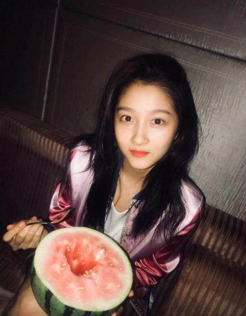 瓜地吃瓜鹿晗关晓彤,揭秘鹿晗与关晓彤的甜蜜爱情故事  第2张