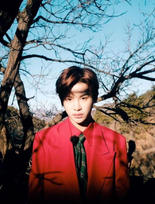 黄明昊瓜地吃瓜,揭秘娱乐圈幕后故事