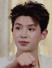 黄明昊瓜地吃瓜,揭秘娱乐圈幕后故事  第2张