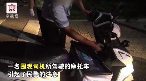 吃瓜群众围观民警执法,民警执法现场直击  第2张