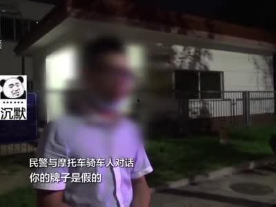 吃瓜群众围观民警执法,民警执法现场直击  第3张