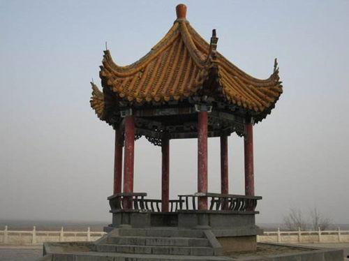 明德阁亭子吃瓜,夏日吃瓜，品味古韵时光  第2张