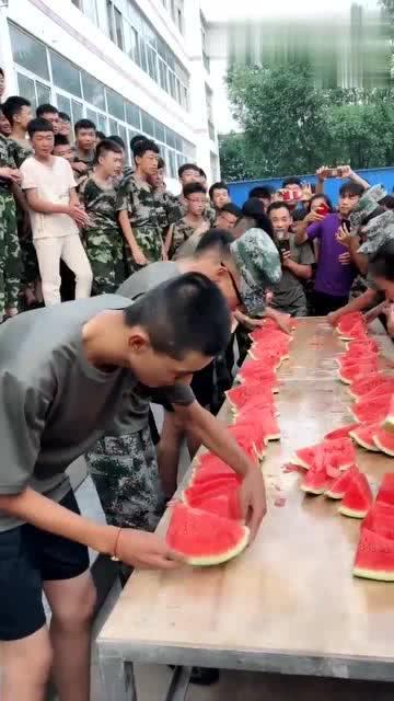 吃瓜站队的人,揭秘网络时代的人生百态