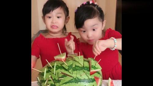 姐妹吃瓜图,揭秘娱乐圈幕后故事  第2张