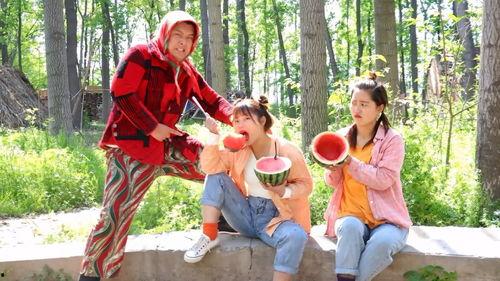 姐妹吃瓜图,揭秘娱乐圈幕后故事  第3张