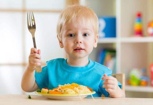 小孩误入大人桌吃瓜,小孩误入大人桌，一场欢乐的“吃瓜”盛宴  第3张