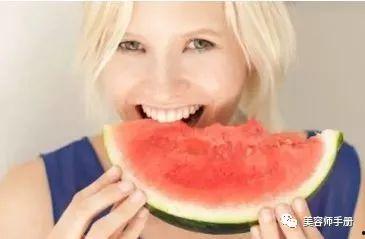 吃瓜的女性,揭秘吃瓜群众的趣味与智慧  第2张