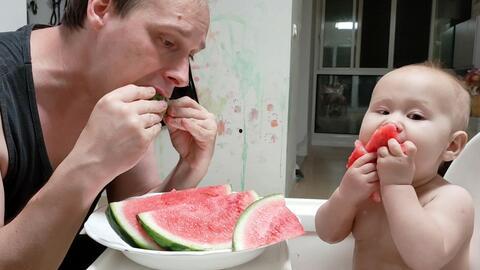 吃瓜小孩和爸爸,吃瓜小孩与爸爸的欢乐日常  第2张