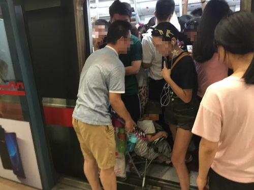 西安地铁女子吃瓜