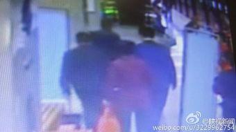 西安地铁女子吃瓜  第2张