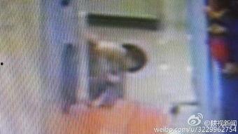 西安地铁女子吃瓜  第3张