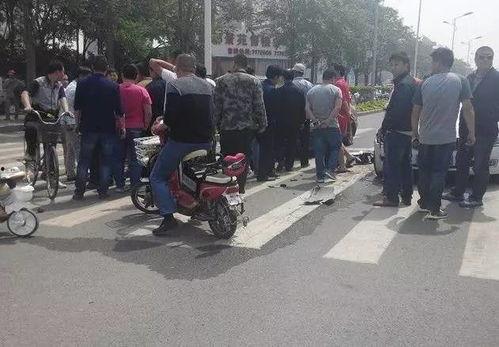 吃瓜撞车交警,交警现场调解，事件背后引热议  第3张