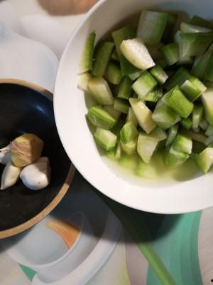 王瓜怎么腌制的吃,家常美味新体验  第2张