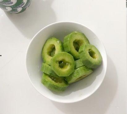 猫吃羊角蜜瓜  第2张