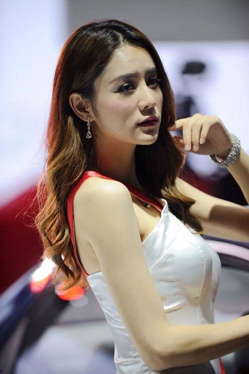 模特美女吃瓜图片视频,美女模特的时尚吃瓜瞬间  第1张