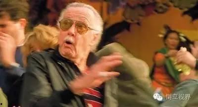 和老头吃瓜  第1张